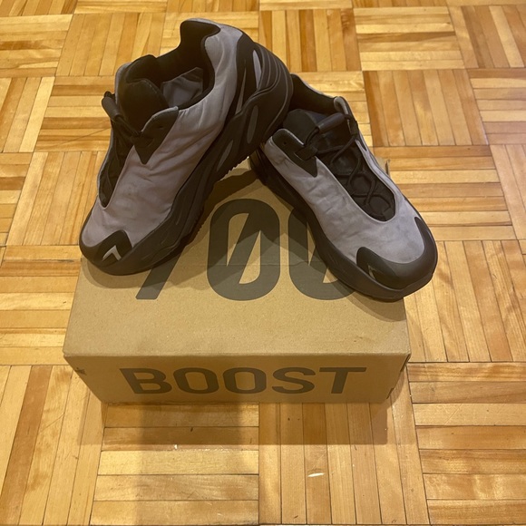 Yeezy  kids Boost 700 MNVN - Picture 4 of 11